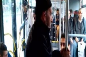 Metrob&uuml;ste "yer verme" eylemi yaptılar