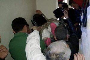 200 kiloluk kadını taşırken d&uuml;ş&uuml;rd&uuml;ler