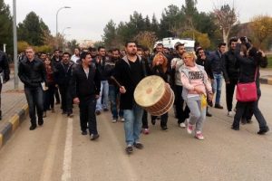 &Ouml;ğrencilerden davullu formasyon eylemi