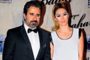Sibel aşkı cama taştı...