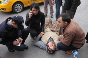 &Ccedil;arptığı yayanın elinden tuttu, başından ayrılmadı