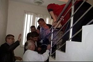 Taşıyamayıp yere d&uuml;ş&uuml;rd&uuml;ler