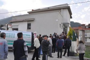 &Ccedil;atısını tamir ederken...