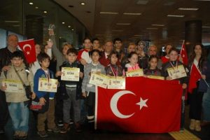 Gen&ccedil; ve minik karateciler madalyalar ile d&ouml;nd&uuml;ler