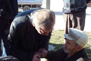Yaşlı adama ilk m&uuml;dahale milletvekilinden