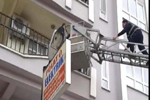 Hava almak i&ccedil;in balkona &ccedil;ıktı, başına gelmeyen kalmadı