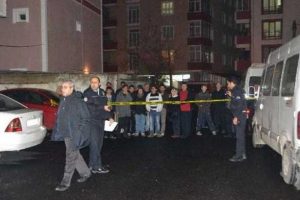 Eşinin g&ouml;zleri &ouml;n&uuml;nde &ouml;ld&uuml;r&uuml;ld&uuml;