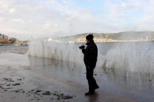 &Ccedil;anakkale'de ulaşıma poyraz engeli