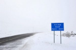 Ovit Dağı ge&ccedil;idi yoğun kar yağışı nedeniyle ulaşıma kapandı