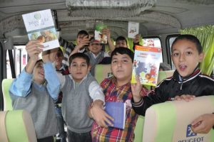 Bursa'da &ouml;ğrencilere yolda okumaları i&ccedil;in kitap dağıtıldı