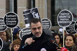 Adliye &ouml;n&uuml;nde Hrant Dink eylemi