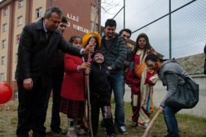 Engelli &ccedil;ocuklar fidan dikti