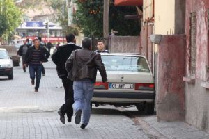 "Gel sana oyuncak vereceğim" diyerek...