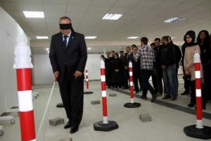Rekt&ouml;r bir anlığına engelli olursa...