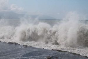 Dev dalgalara karşı koyamadılar