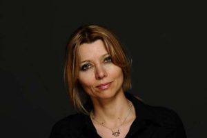 Elif Şafak o &uuml;lkede bir numara