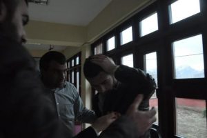 Etkinlik sırasında kafasına cam d&uuml;şt&uuml;!