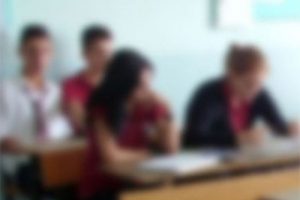 &Ouml;ğretmeninin burnunu kırdı