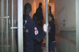 Dargın olduğu babasını &ouml;ld&uuml;rd&uuml;