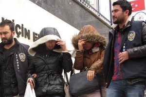 Savaştan ka&ccedil;an kadının &ccedil;antasını kaptılar
