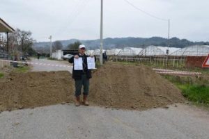 Tarlasına yapılan yolu toprakla kapattı