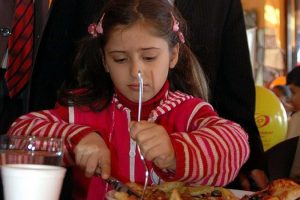 &Ccedil;ocuklar karbonhidratla besleniyor