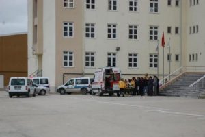 Liseli kız okulda intihara kalktı