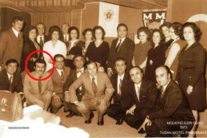 Bu fotoğrafta bir "bakan" var