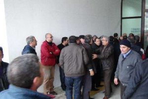 Minib&uuml;s s&uuml;r&uuml;c&uuml;leri meclisi bastı
