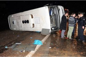 Minib&uuml;s devrildi: 11 yaralı