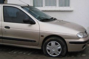 Lastik magandaları 17 aracın lastiklerini kesti