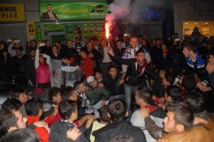 Fethiye sokakları lacivert-beyaza b&uuml;r&uuml;nd&uuml;