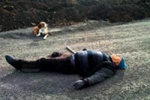 &Ouml;ld&uuml;r&uuml;len sahibinin başında 16 saat bekledi
