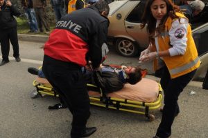 Tarım iş&ccedil;ilerini taşıyan kamyon devrildi: 24 yaralı