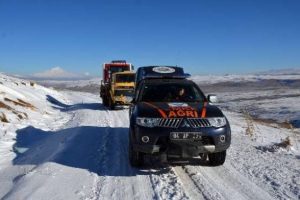 Kar engelini aşıp hasta kadına ulaştılar