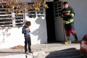 &Ccedil;ocuklarının g&ouml;z&uuml; &ouml;n&uuml;nde evi yakmaya kalktı