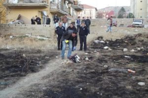 Poşetle &ccedil;&ouml;pe atılan bebeği k&ouml;pekler par&ccedil;alamış
