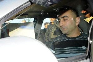 Protesto i&ccedil;i kendini arabaya kitledi