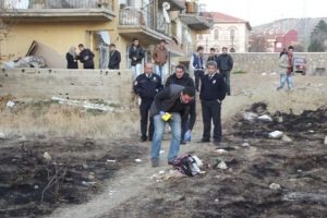 Poşette sokağa atılan bebeği k&ouml;pekler par&ccedil;aladı