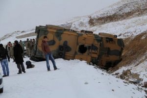 Askeri ara&ccedil; kaza yaptı: 11 yaralı