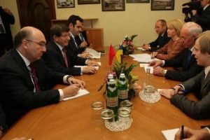 Davutoğlu, Azarov ile g&ouml;r&uuml;şt&uuml;