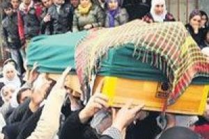 Cenazeyi kadınlar sırtladı