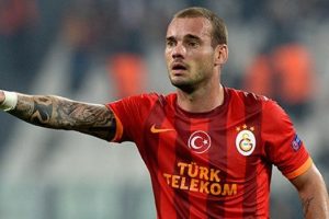 Sneijder g&ouml;zden d&uuml;şt&uuml;!