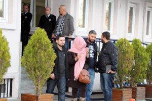 Yaşlı kadının &ccedil;antasını b&ouml;yle &ccedil;aldılar