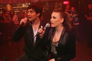 &Uuml;nl&uuml; oyuncu Serenay Sarıkaya'yı &ouml;v&uuml;nce...