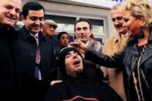 Soyman ve oğlunu ağlatan a&ccedil;ılış...