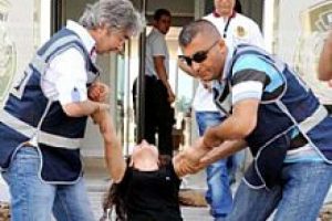 &Ccedil;ocuklarını fare zehiriyle &ouml;ld&uuml;rd&uuml;!