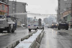 Y&uuml;ksekova'da esnaf kepenk kapattı