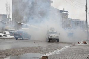 Yüksekova'da bir grup polisle çatıştı
