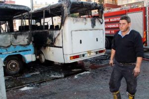 3 minib&uuml;s park halindeyken yandı